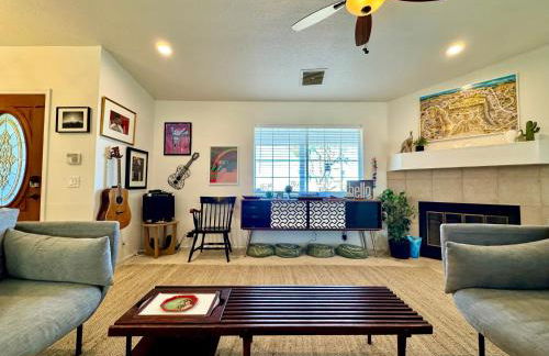 Epic Views, Huge House, Acres of J-Trees to explore, Hot Tub, Pool, AC, and Mini-Golf - Foto 16