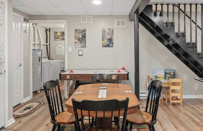 Ridge Retreat by Avantstay Game Room, Covered Porch, & Fire Pit! - Photo 20