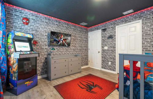 4BR Lakefront - Themed Rooms - Pool & BBQ! - Foto 12