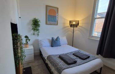 Beautiful 5-Bedroom home with Free Parking - Foto 15