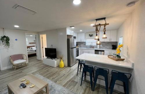 Stylish Chic King Bed Ybor DT - Foto 4