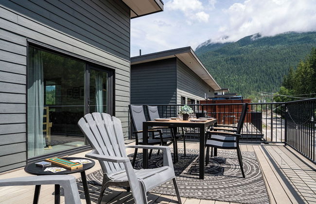 The Mac Shack by Revelstoke Vacations - Photo 12