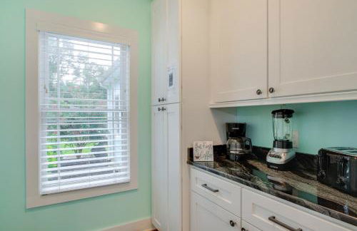 Lakefront Home with Hot Tub and Dock in Cross Hill! - Foto 11