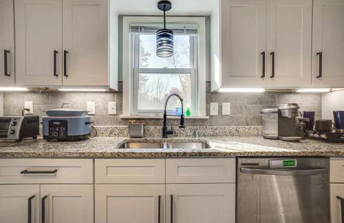 Peaceful Retreat with Yard 2 Mi to Pewaukee Lake! - Foto 11