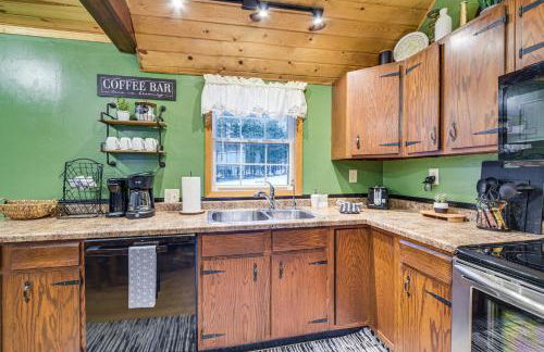 Charming Butternut Lake Getaway with Deck and Dock! - Foto 9