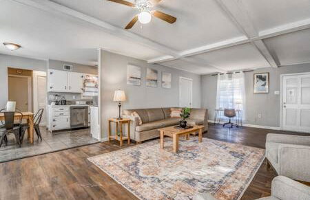 Mins from Parks Hiking & Dining- Brick Bungalow - Foto 8