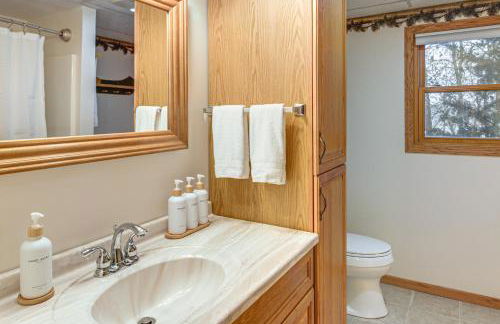 Private Lakefront Home with Game Room in Aurora! - Foto 27