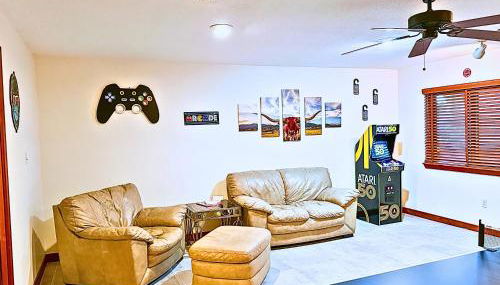 Speedway Game House: Cowboy Pool & Arcade Fun by Vacation Your Way - Foto 5, Game Room