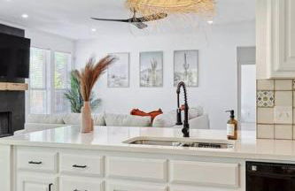 Wellness Oasis 5BR W Pool + Huge Yard + Fire Pit - Foto 15