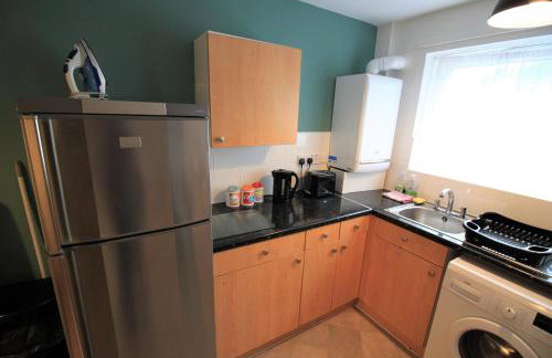 H21 -3 bed Close to Town Drive Parking 2 toilets Contractor Digs - Photo 25