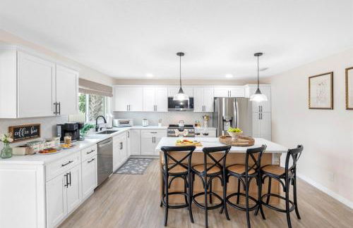 Brand New Saltwater Pool! - Waterfront Canal - Luxury Home - Foto 21