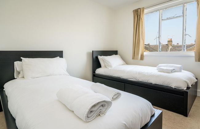 2 Bedroom Flat in Heart of Battersea near Station - Photo 9