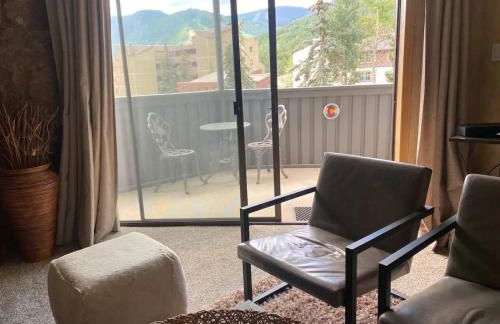 Best location in the heart of lions head, Ski lockers, jacuzzi and pool - Photo 8