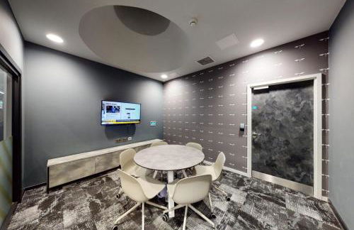 For Students Only Canvas Manchester - Foto 35