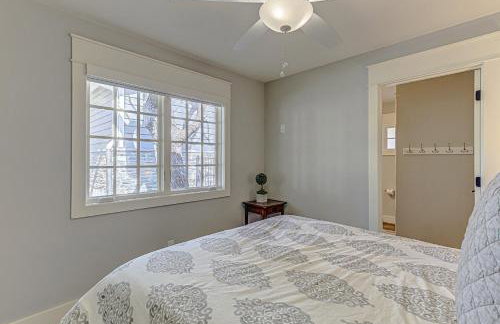 Lakefront Family Home for 12 w Picturesque Views & Patio - Foto 28