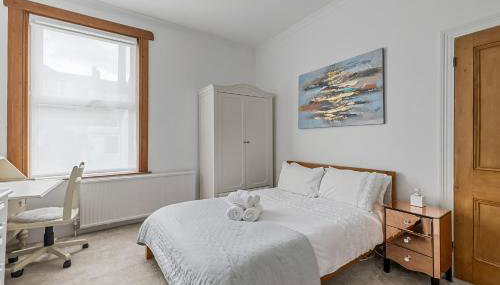 Sleeps 7 Large 4 Bed Town House for Contractors & Families & Friends in Great Central Location - Foto 4, towels, wardrobe