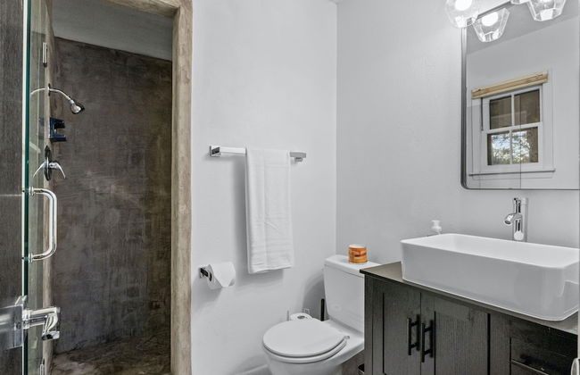 Quiet 3 Bedroom Home Walkable to Zilker Park - Photo 19