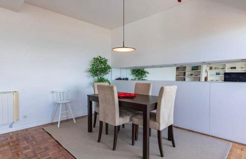 Unique Riverview Apartment - Photo 8