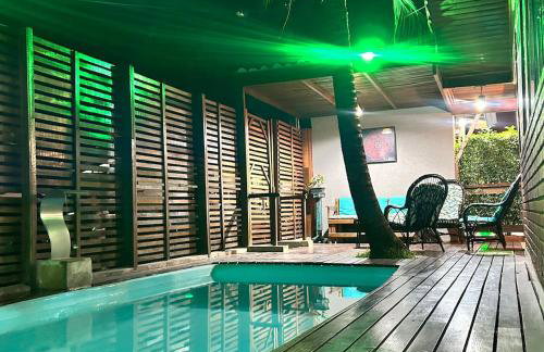 Chalé com PISCINA Privativa, com 2 QUARTOS, ESTACIONAMENTO em Condomínio com PORTARIA 24h, Sauna, Quadras, 3 PISCINAS no condomínio, Pesca e Parquinho Infantil - SmarTV na sala de estar, TV na área CHURRASQUEIRA, Wi-Fi e Cozinha Completa - Foto 1