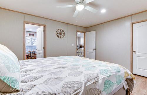 Hudson Oaks Country Creekside Home Hot Tub and Deck - Photo 12