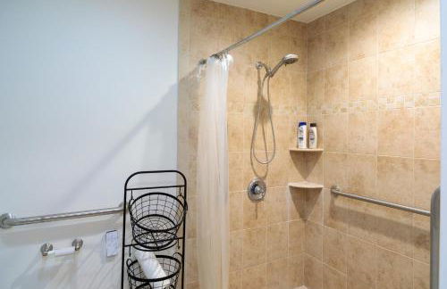 Bright, Spacious Home with Private Deck - Foto 10