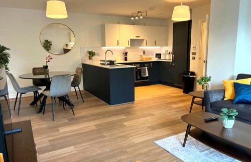 Luxury 2 Bedroom with Gym, Workspace, Balcony, Free Parking and 3 mins walk to train station - Foto 1