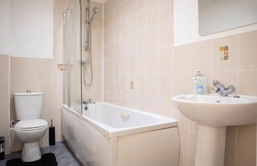 Contractor‑Heaven 5BR Home 4.5 Baths Wakefield - Foto 6