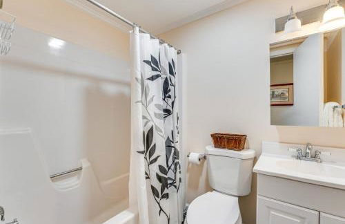 Renovated Ski-InandSki-Out Peru Condo at Bromley Mtn - Foto 20