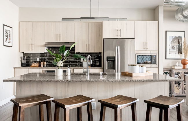 Bright & Breezy | RiNo Art Lofts - Foto 10