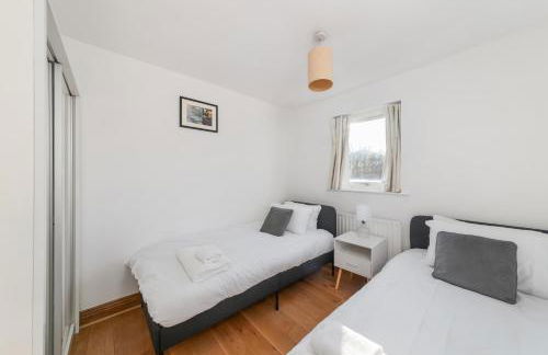 2BR Waterside Flat Parking WiFi Garden & DLR Nearby - Foto 13