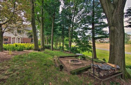 Charming Apartment with Yard and Beautiful Gardens! - Foto 30