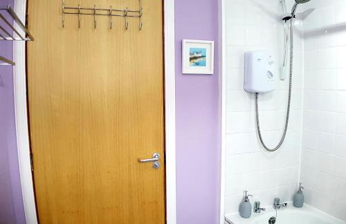 Hill View 2 bedroom free parking - Photo 14