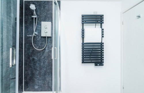 Great Location 2 Bedroom House in Nottingham, Private Garden, Fast Wi-Fi and Free Parking - Photo 49