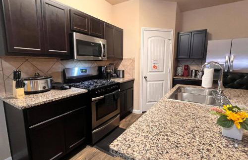 Spacious 4BR Home w Game Room Office Backyard - Foto 54