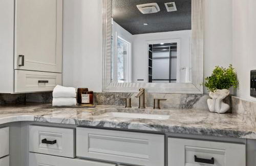 Iowa River Landing steps to Xtream Arena & Coralville Convention Center - Foto 28