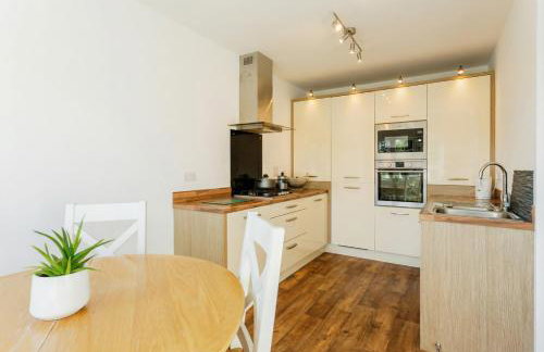 Family-Friendly 4-Bedroom House in Moston with Parking and Garden - Foto 3