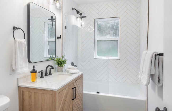 Charcoal Chalet by Avantstay A+ Design w/ Firepit - Foto 17