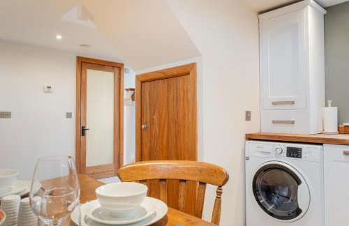 The Coach House - Beautiful Home in Cheltenham! - Photo 9