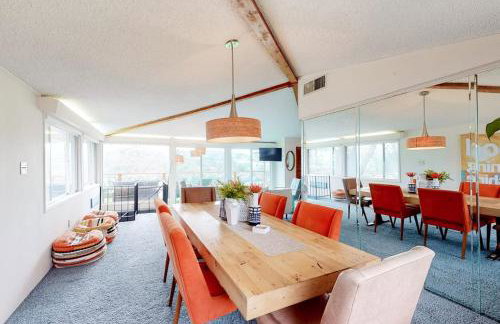 Mid-Century Modern Lake House with Private Waterfront Pool & Boat Dock - Photo 7