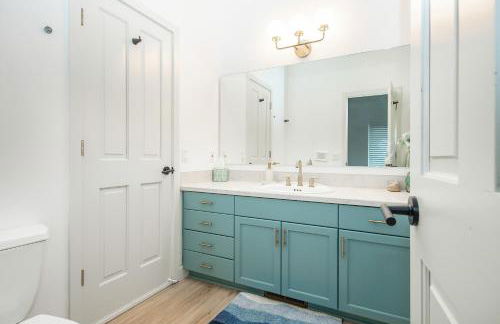 Modern retreat w/ stunning views & hot tub - Photo 33