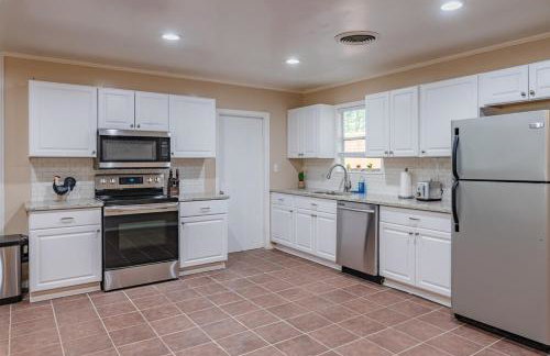 Texas Vacation Home, Game Room & POOL by Sixflags - Foto 16