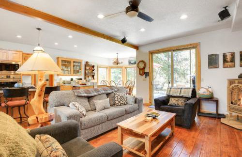 Peaceful Rhododendron Cabin with Fire Pit and Hot Tub! - Foto 6