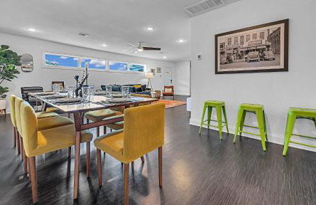 New-The Mod Poppy Large home 10 minutes from it all - Photo 9