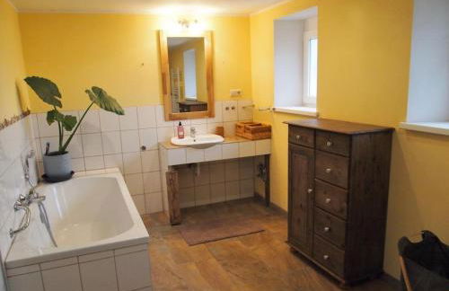 NEU Fewo im Bauernhaus mit idyllischem Innenhof und Naturgarten - Foto 2