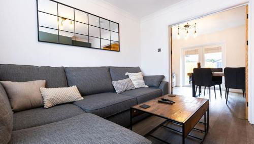 Steel Town Lodge - Contractor & Family Stay with Dart Board - Foto 4