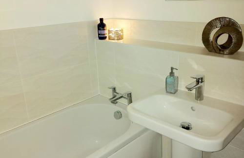 Modern, chic 3-storey town house - Photo 3