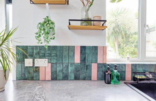 Beautiful 5 bed house, relaxing garden and driveway parking 10 min to the beach - Foto 32