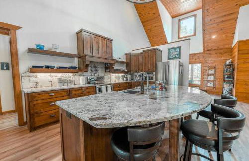 Luxe Hot Springs Cabin w/Pond and Game Room! - Foto 6