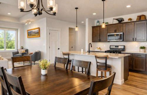 Scenic Modern Home with Private Patio & Fireplace - Foto 4