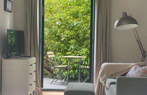 Peaceful Garden Retreat in Tunbridge Wells - Photo 14